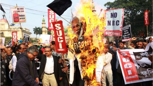 ভারতে নরেন্দ্র মোদীর সরকারের বিতর্কিত এনআরসির বিরুদ্ধে বিক্ষোভ চলছে দেশজুড়ে