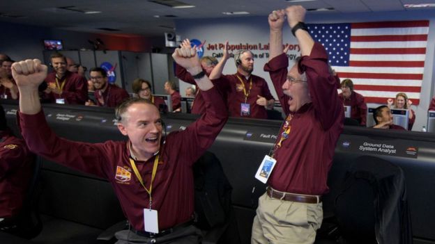 El equipo del Laboratorio de Propulsión a Reacción de la NASA en California, desde donde se hizo seguimiento a la misión, celebró el exitoso aterrizaje.