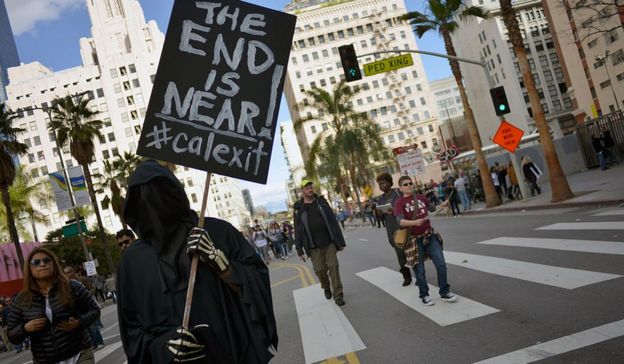 Protesta en California con el lema "Calexit".