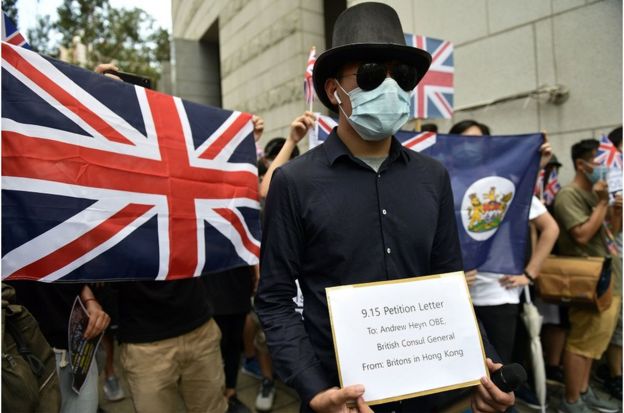 周日中午，数百人在英国驻香港总领事馆前外请愿，促请英国当局迫使中国正视《中英联合声明》