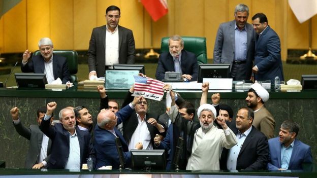 تقی کبیری در حال آتش زدن برجام