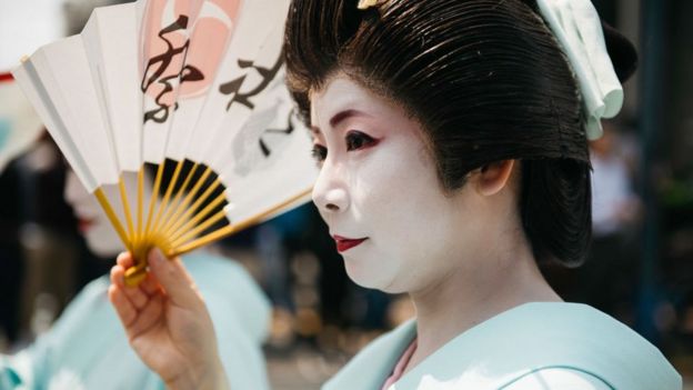 Una mujer con un traje de geisha tradicional.