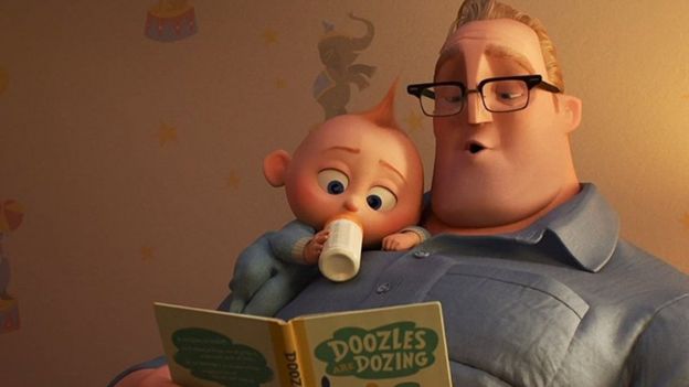 En una foto de una escena de "Los Increíbles 2" el padre lee un cuento a su hijo pequeño.