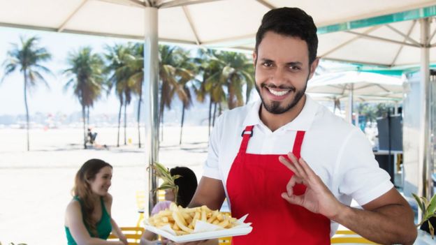 camarero sirviendo papas fritas