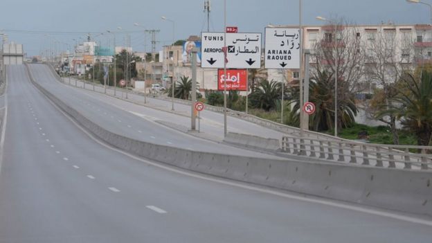 شارع يخلو من المارة في تونس