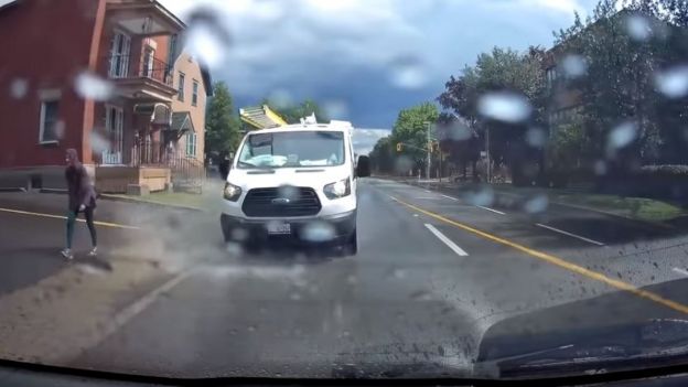 Motorista de van se aproxima de pedestre antes de jogar água