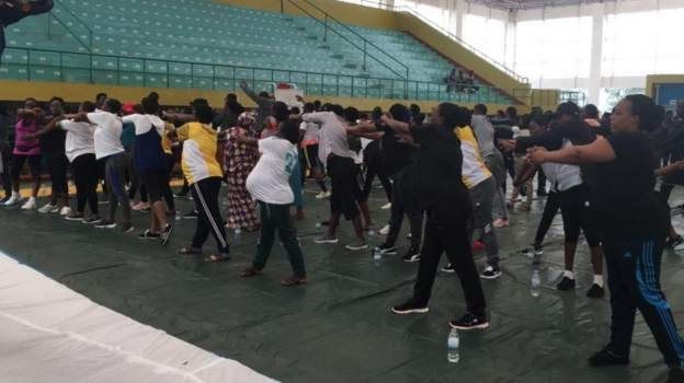 Exercice d'étirement en groupe