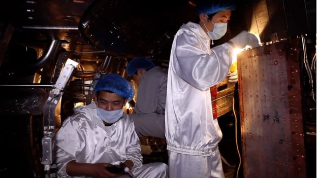 Trabajadores en la planta de fusión nuclear de Anhui.