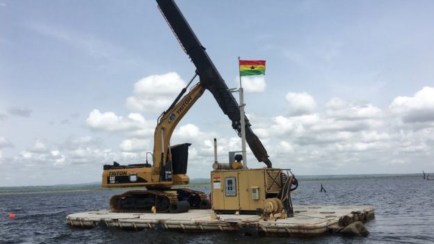 Kete Krachi's machines utilisées pour extraire le bois du lac Volta.