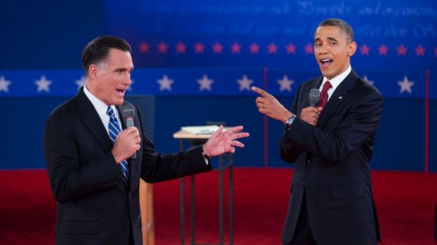 باراک اوباما و میت رامنی در حال مناظره تلویزیونی پیش از انتخابات