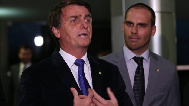 Os deputados Jair Bolsonaro e Eduardo Bolsonaro falam com a imprensa em 2016