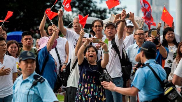 Pengunjuk rasa pro-Beijing mendukung para polisi