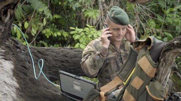 CapitÃ£o Vianney, fardado, fala no celular no meio da floresta