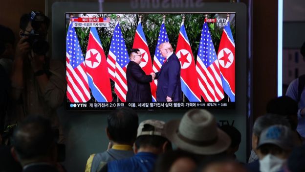 Em estação de trem, sul-coreanos assistem a encontro entre Kim Jong-un e Donald Trump