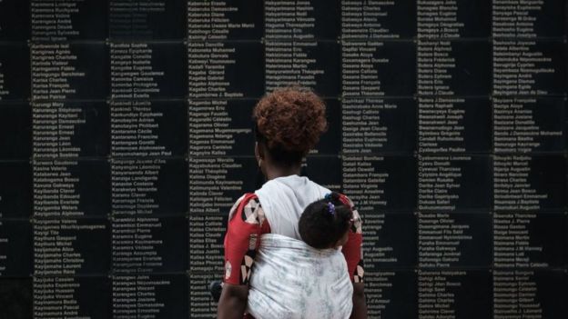 У мемориала жертвам геноцида в Руанде