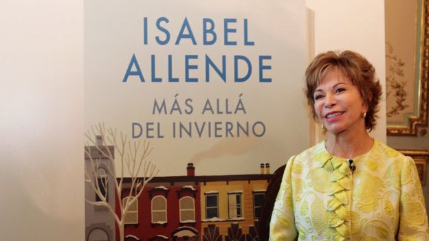 Isabel Allende con la portada de su libro "Más allá del invierno"