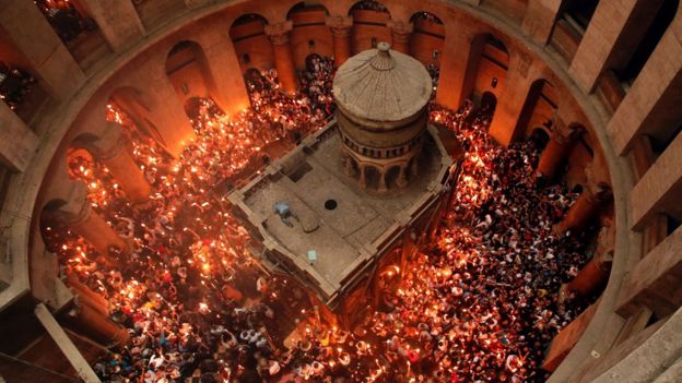 Miles de cristianos se reúnen cada año para rezar en la Iglesia del Santo Sepulcro en la ciudad vieja de Jerusalén