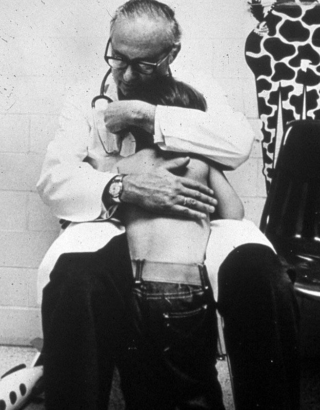 Doctor Henry Kempe abrazando a un niño