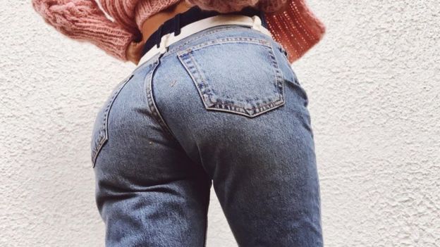 Trasero de Sophie Elise vistiendo jeans.