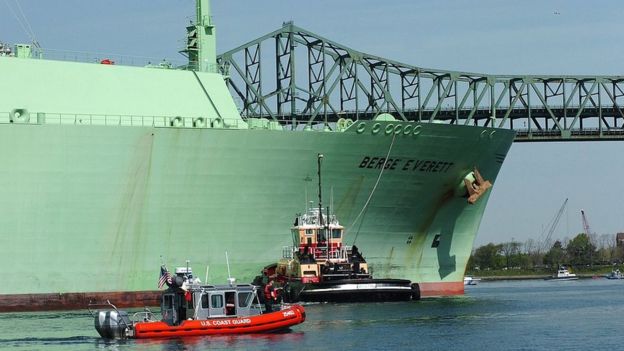 BArco que transporta LNG.