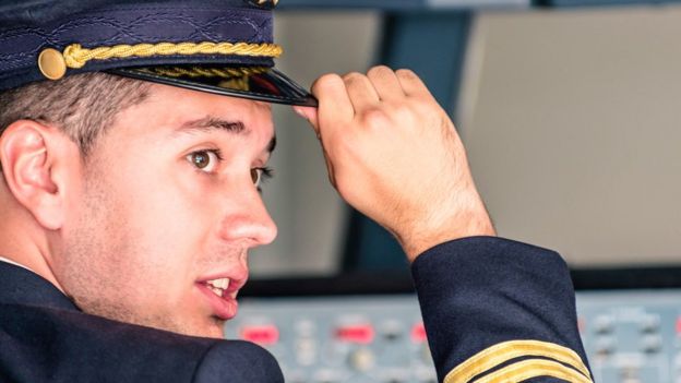 En un vuelo civil, lo que diga el o la comandante es ley. Todo el pasaje debe obedecer sus órdenes, según la Autoridad de Aviación Civil británica. Foto: Getty Images