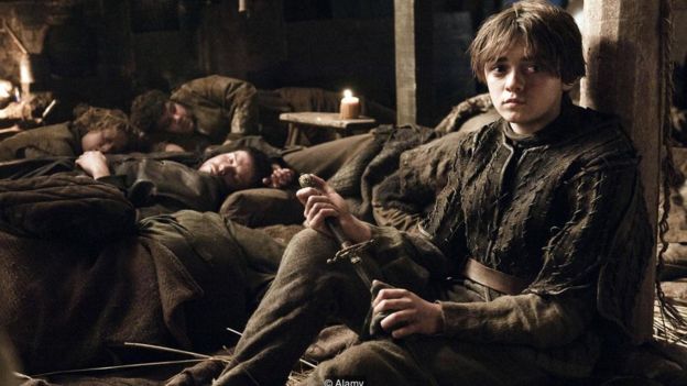 A personagem Arya Stark com sua espada Agulha