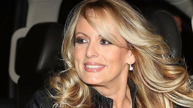 La actriz Stephanie Clifford que usa el apodo de Stormy Daniels.