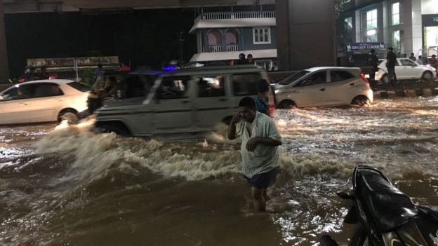 எர்ணாகுளத்தில் வெள்ளக்காடான ஒரு சாலை...