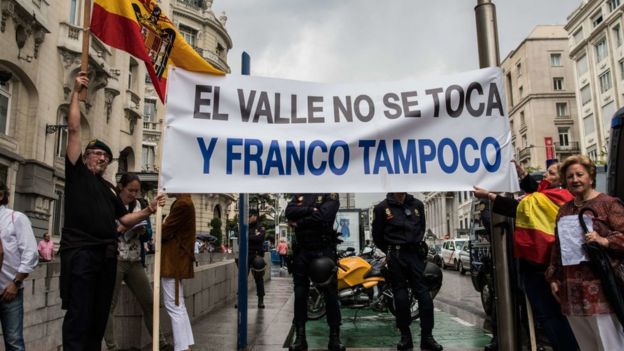Manifestación contra la exhumación de los restos de Franco en Madrid.