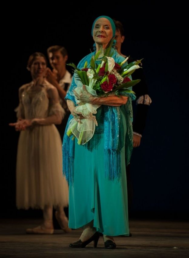 Alicia Alonso son flores en el escenario