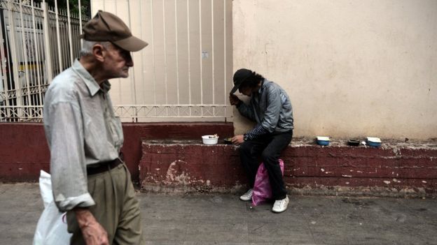 Un hombre come los alimentos que recibió en una iglesia local.