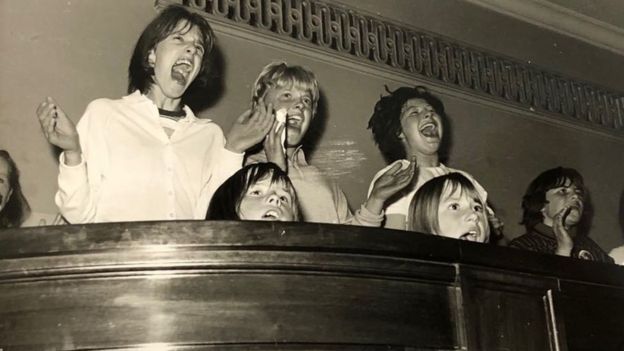 Multitud de Beatles Caird Hall