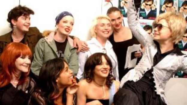 Winona Ryder, Debbie Harry e outras pessoas em evento com Knoop e Albert
