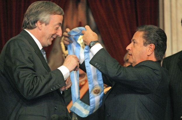 Néstor Kirchner recibe la banda presidencial del presidente saliente Eduardo Duhalde