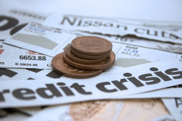 Imagem mostra jornais financeiros e moedas