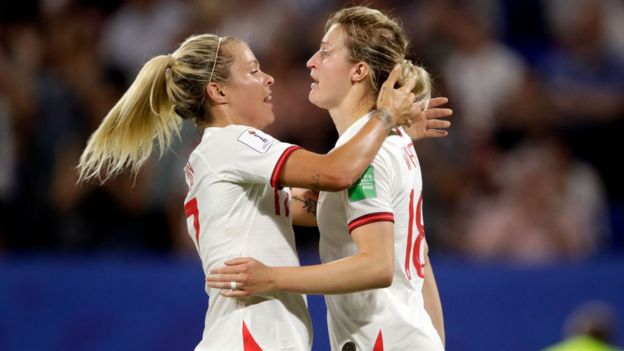 Las jugadoras de Inglaterra Rachel Daly y Ellen White celebran el primer gol de su equipo