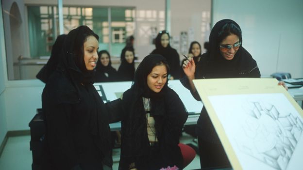 Jóvenes estudiantes en Arabia Saudita con túnicas y el pelo cubierto