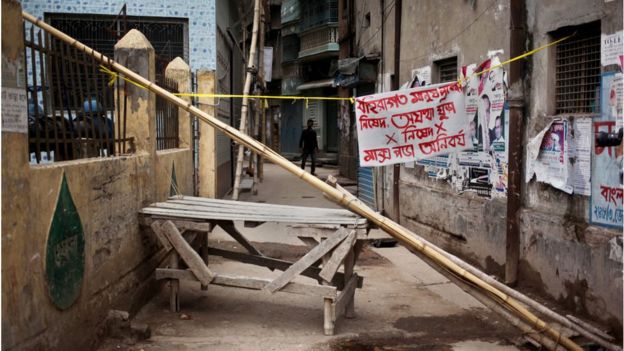 বাঁশ আটকে দিলেও মানুষের চলাচল নিয়ন্ত্রণ করা যাচ্ছে না।