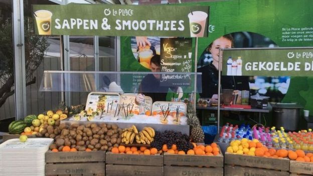 Una tienda exhibe alimentos en Ãmsterdam