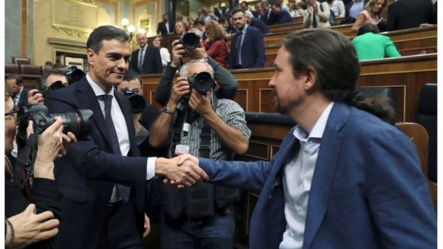 Pedro Sánchez saluda al líder de Podemos, Pablo Iglesias.