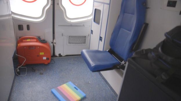 Bagian dalam ambulan masih bernuansa medis, seperti kursi berwarna ...