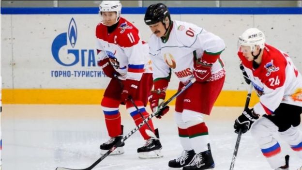 今年二月卢卡申科和普京在索契打冰球。在普京眼中，卢卡申科是个出而反而的盟友