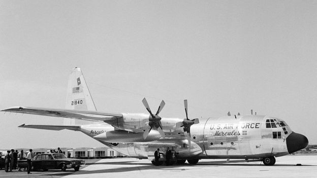 Presentación del avión Hércules C130 producido por Lockheed, en el show aeronáutico de Paris, en el aeropuerto Le Bourget en mayo de 1963.
