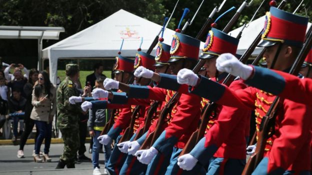 Soldados en desfile