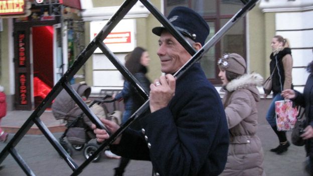 фонарщик в Бресте на улице Советской