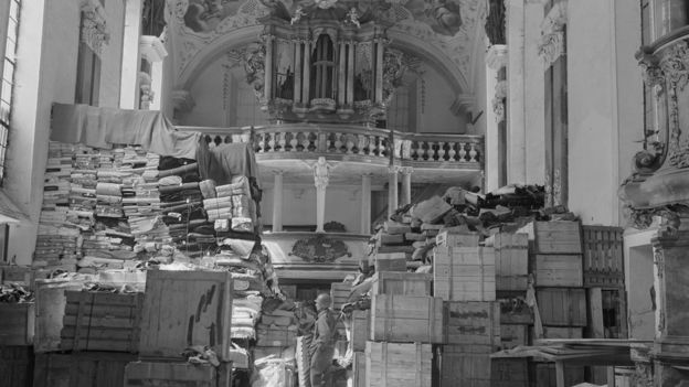 Pilhagem alemã armazenada na igreja em Ellingen, Alemanha, encontrada por tropas dos EUA