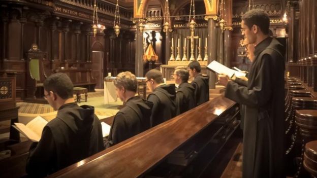 Monges beneditinos, na igreja anexa ao Mosteiro de São Bento de São Paulo