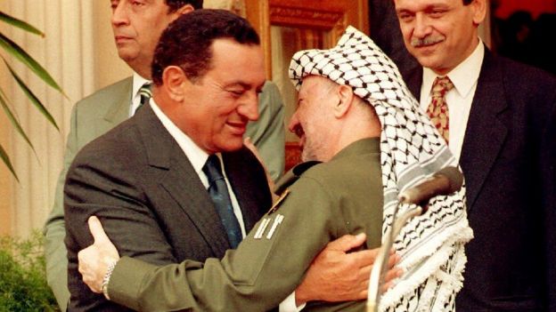 Presiden Mubarak bersama pemimpin PLO Yasser Arafat.