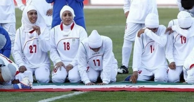 بازیکنان تیم ملی فوتبال زنان ایران در سال ۲۰۱۱ به علت نوع حجابشان (که از نظر فیفا غیرقانونی بود) از مقدماتی المپیک لندن حذف شدند