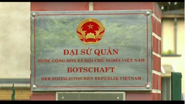 Tấm biển trên cổng Đại sứ quán Việt Nam tại Berlin